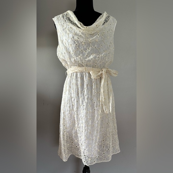 Adrianna Papell Dresses & Skirts - Adrianna Papell - Elegant Cream Lace Dress